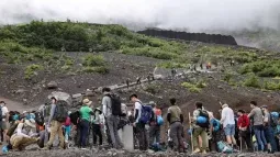 Una cola de visitantes en un sendero en el monte Fuji, en el centro de Japón, uno de los lugares cuyas nubes fueron analizadas por los investigadores y encontraron en su componente microplásticos