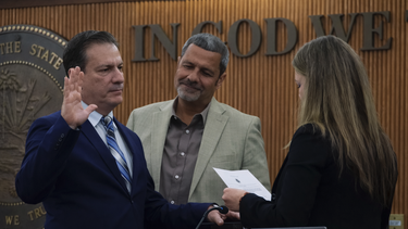 Luis González jura como concejal de la ciudad de Hialeah.&nbsp;