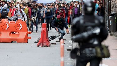 Manifestantes se enfrentan a la Policía de Colombia este 25 de abril de 2019, durante la jornada de Paro Nacional en Bogotá, la capital.