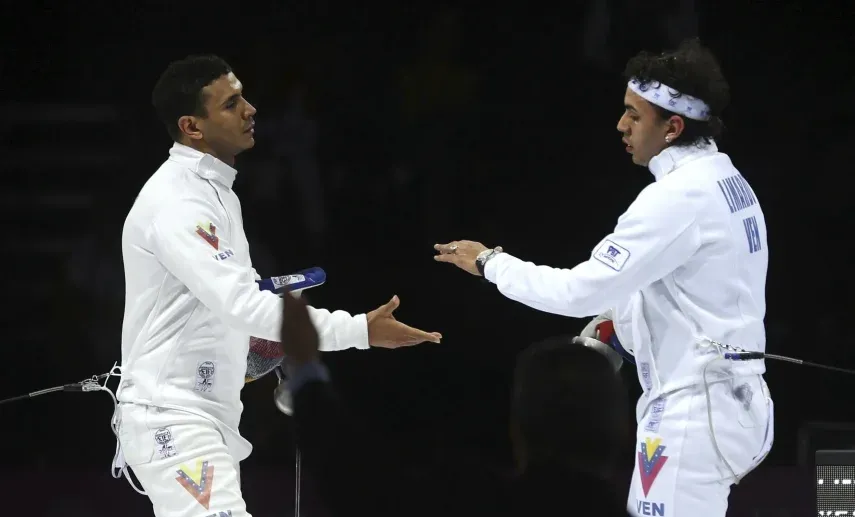 El venezolano Rubén Limardo (izquierda) estrecha la mano de su hermano Jesús, a quien venció en la final de espada de los Juegos Panamericanos, el lunes 5 de agosto de 2019, en Lima.