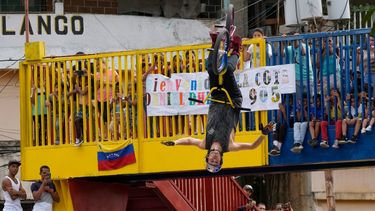 El venezolano Daniel Dhers, medallista olímpico de plata en Tokio, realiza una suerte en la barriada Cota 905 de Caracas, Venezuela.