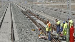 Trabajadores de un consorcio español trabajan en las obras finales del tren de alta velocidad entre las ciudades de La Meca y Medina, en Arabia Saudita.