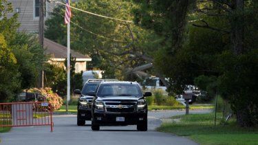 Una caravana pasa por el vecindario de la casa vacacional del presidente Joe Biden, el domingo 21 de julio de 2024, en Rehoboth Beach, Delaware.