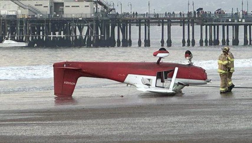 Dramática caída de avioneta en playa de California deja un muerto y un herido