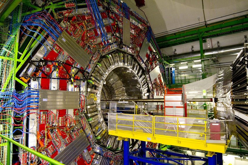 Acelerador de partículas que se utiliza para investigaciones en física de altas energías.