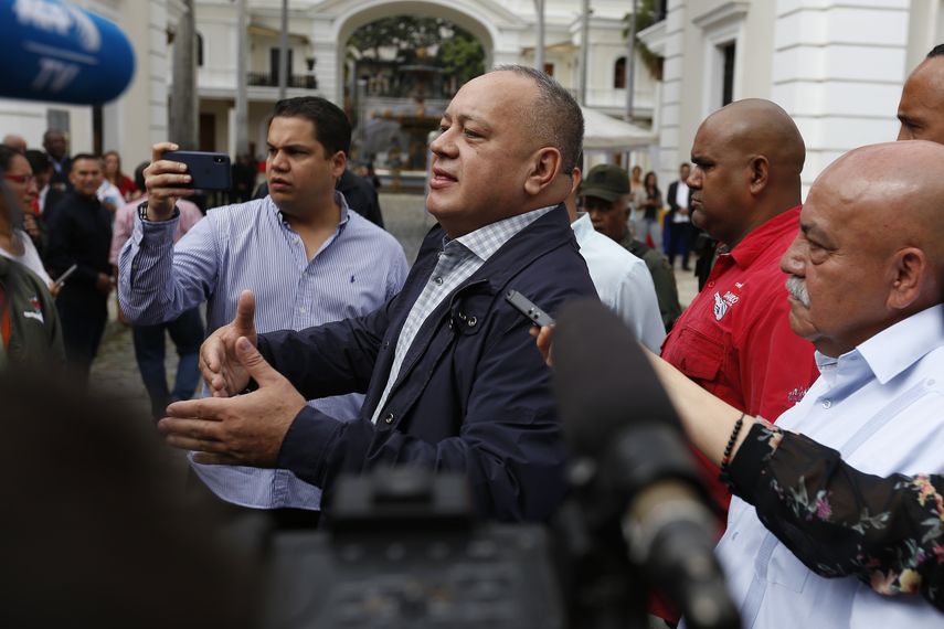 Diosdado Cabello, presidente de la Asamblea Nacional Constituyente, responde a las preguntas de los periodistas cuando llega a una sesión especial en la Asamblea Nacional en Caracas, Venezuela, el miércoles 15 de enero de 2020. 