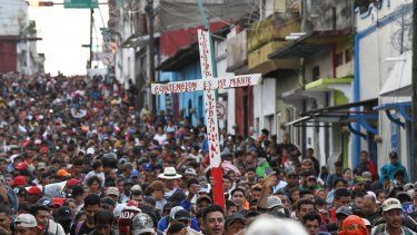 Migrantes caminan en caravana caminan en México con rumbo a la frontera de Estados Unidos.