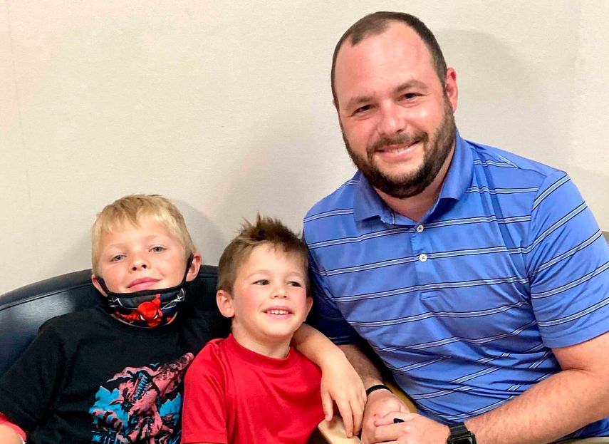 Desde la izquierda: Rusell Bright, de 7 años, Tucker Bright, de 5 años y Adam Bright posando para una foto en el Centro Médico Ochsner en Jefferson, Luisiana, el lunes 7 de junio de 2021. (AP Foto/Stacey Plaisance)