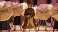 En esta imagen proporcionada por Warner Bros. Pictures, Timothee Chalamet, centro, en una escena de Wonka.