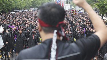Miembros del Sindicato Nacional Samsung Electronics corean lemas en una marcha ante la sede de Samsung Electronics en Hwaseong, Corea del Sur, el lunes 8 de julio de 2024. Los trabajadores sindicados de Samsung Eelctronics en Corea del Sur declararon el miércoles una huelga indefinida para presionar a la empresa más grande del país para que acepte sus demandas de subidas salariales y otros beneficios.&nbsp;