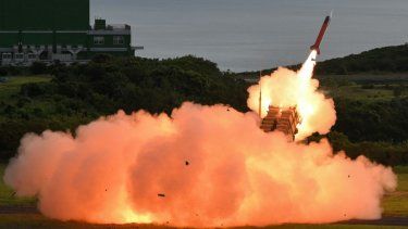 Un misil tierra-aire MIM-104 Patriot fabricado en Estados Unidos es lanzado durante un ejercicio de fuego.