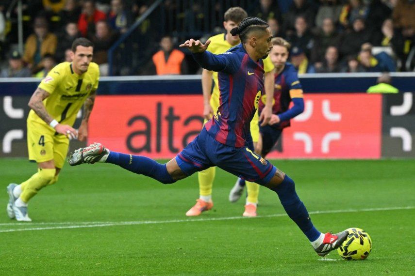 El delantero brasileño #11 del Barcelona, Raphinha, marca el primer gol durante el partido de la liga española entre el Villarreal CF y el FC Barcelona en el Estadio La Cerámica en Vila-real el 21 de diciembre de 2025.&nbsp;
