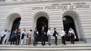 En esta fotograf&iacute;a del martes 9 de julio de 2019, unas personas esperan para ingresar al Tribunal de Apelaciones del Quinto Circuito, en Nueva Orleans.&nbsp;