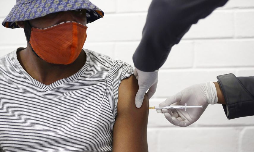 Un voluntario en Johannesburgo, Sud&aacute;frica, recibe una vacuna experimental para el COVID-1 desarrollada en la Universidad de Oxford, en Gran Breta&ntilde;a.&nbsp;