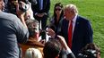 El presidente de Estados Unidos Donald J. Trump habla con periodistas en las afueras de la Casa Blanca.