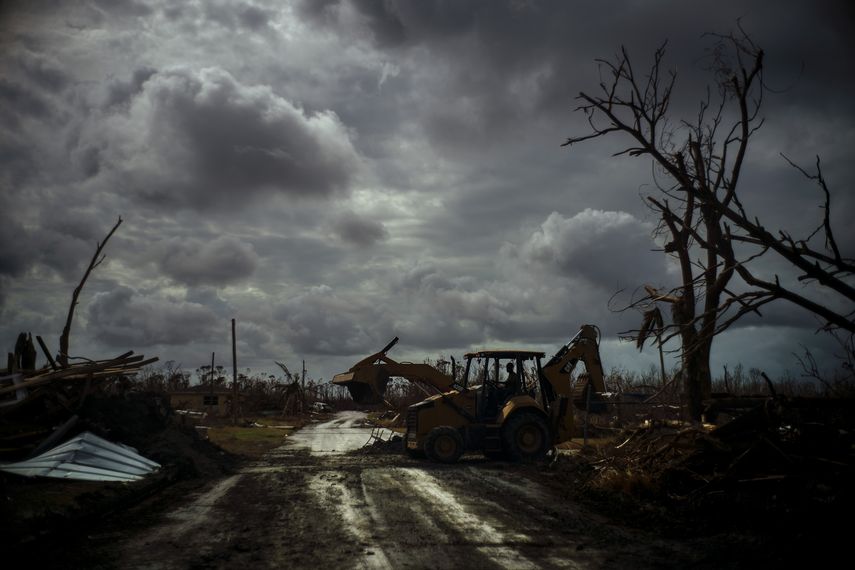 Mos Antenor, de 42 a&ntilde;os, conduce un bulldozer para despejar un camino bloqueado por el paso del hurac&aacute;n Dorian en Mcleans Town, Gran Bahama, el viernes 13 de septiembre de 2019.&nbsp;
