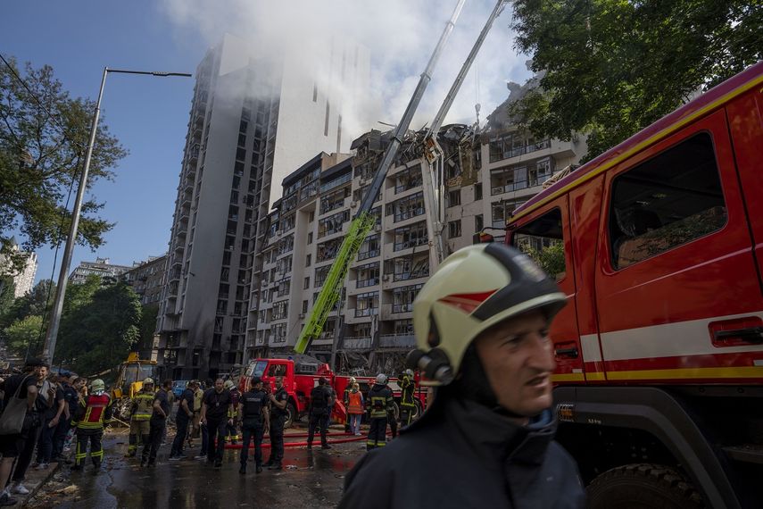 Bomberos trabajando en el lugar de un edificio residencial tras varias explosiones en Kiev, Ucrania, el domingo 26 de junio de 2022. Varias explosiones remecieron el oeste de la capital de Ucrania el domingo por la mañana, según el alcalde de Kiev, Vitali Klitschko.&nbsp;