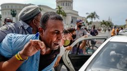 Un hombre es arrestado por la policía del régimen de Cuba, mientras protestaba en contra de la dictadura.&nbsp;