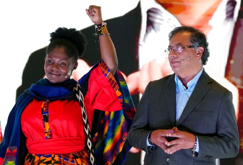 Francia Márquez levanta el brazo junto a Gustavo Petro, candidato presidencial de la Coalición Pacto Histórico, a la derecha, durante un acto de presentación como su compañera de fórmula en Bogotá, Colombia.
