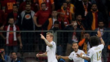 Toni Kroos (izquierda) del Real Madrid festeja tras anotar el gol de la victoria 1-0 ante Galatasaray en la Liga de Campeones, en Estambul, el martes 22 de octubre de 2019. 