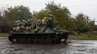 Militares ucranianos se trasladan en un tanque blindado (APC) cerca de Borivske, región de Kharkiv, el 23 de octubre de 2022.