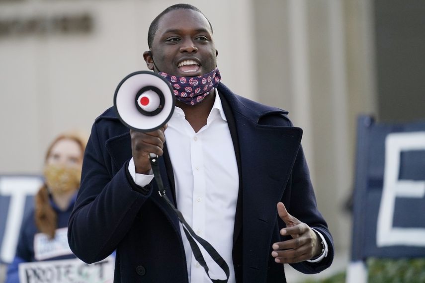 El representante federal electo Mondaire Jones, demócrata por Nueva York, se dirige a un pequeño grupo de simpatizantes que se reunieron en un evento electoral el miércoles 4 de noviembre frente a la corte del condado de Westchester, en White Plains, Nueva York.&nbsp;
