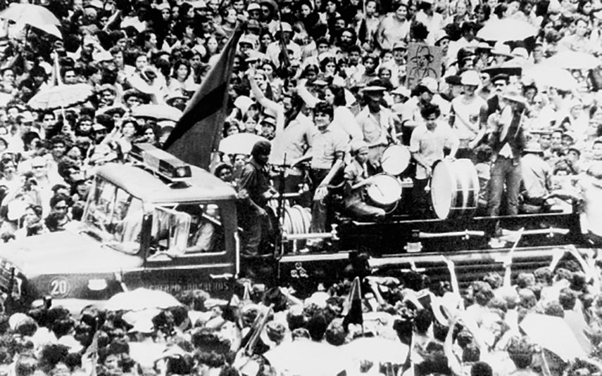 Nicaragüenses recibían al la caravana&nbsp; sandinista tras vencer a&nbsp; la dictadura de Anastasio Somoza en julio de 1979.