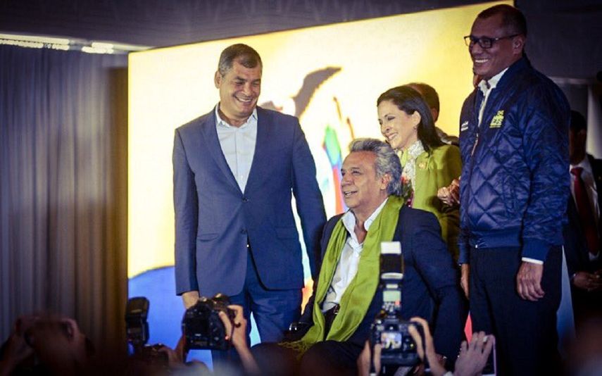 El pueblo unido de #Ecuador triunfó ante el imperio y sus sumisos. ¡Felicidades hermano @Lenin!, escribió Morales acompañado de una imagen con los mandatarios ecuatorianos