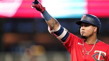 El venezolano Luis Arráez, de los Mellizos de Minnesota, festeja luego de conectar un sencillo en el juego del martes 13 de septiembre de 2022, ante los Reales de Kansas City.
