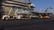 Avion de combate de la fuerza aérea de EEUU en el portaaviones Abraham Lincoln.