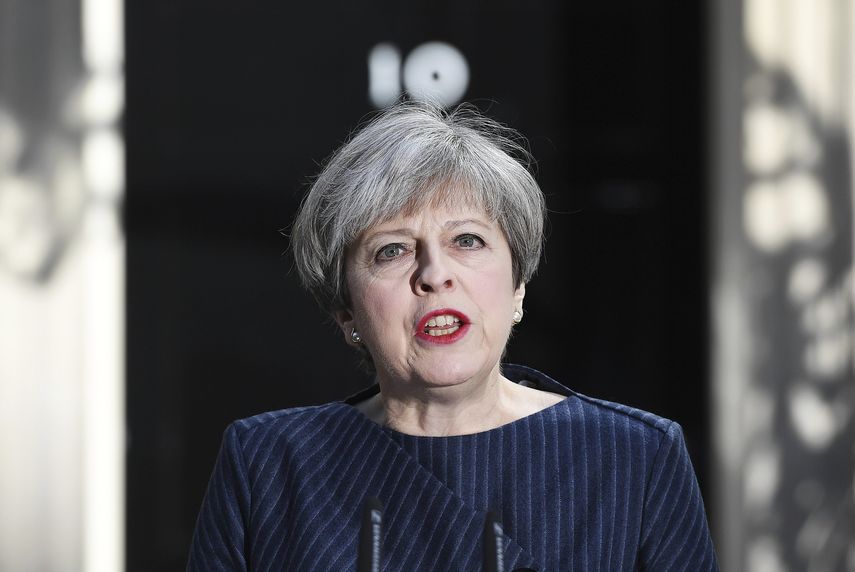 La primera ministra británica, la conservadora&nbsp;Theresa&nbsp;May, anuncia su decisión de convocar elecciones generales anticipadas para el próximo 8 de junio en una inesperada declaración en su residencia oficial de Downing Street, en Londres (Reino Unido).