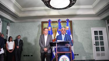 Canciller dominicano Miguel Vargas escoltado por el expresidente español José Rodríguez Zapatero el 16NOV17. A la izquierda, Delsy Rodríguez.&nbsp;