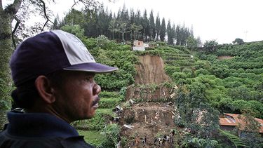 Centenares de policís, soldados y residentes ayudan a atender a cientos de personas que han evacuado. (AP)