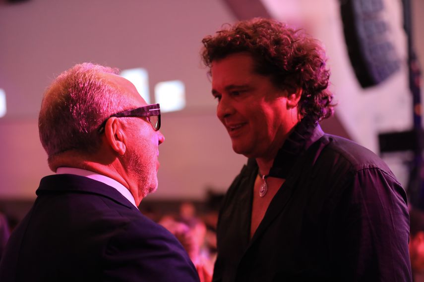 Emilio Estefan y Carlos Vives en amena conversaci&oacute;n.