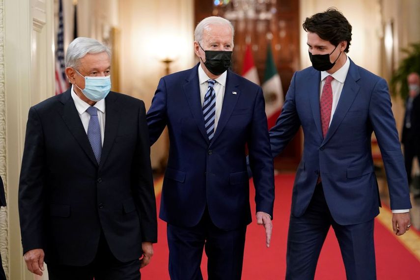 El presidente de Estados Unidos, Joe Biden, al centro, camina acompañado del mandatario de México, Andrés Manuel López Obrador, a la izquierda, y el primer ministro de Canadá, Justin Trudeau, hacia la Sala Este de la Casa Blanca, el jueves 18 de noviembre de 2021, en Washington.&nbsp;