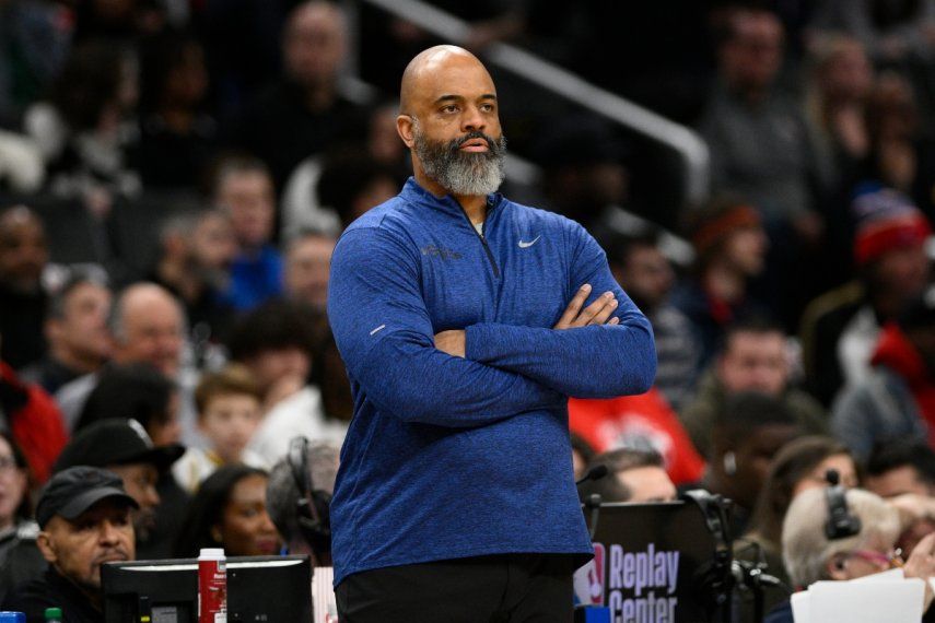 El entrenador de los Wizards de Washington, Wes Unseld Jr., durante el partido contra los Nuggets de Denver, el domingo 21 de enero de 2024, en Washington.