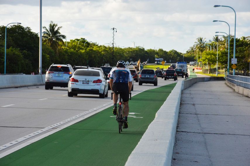 Un ciclista transita por Bear Cut Bridge, la continuación del Rickenbacker Causeway que une a Miami con Key Biscayne.
