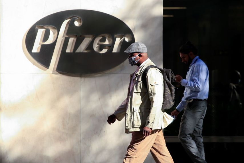 En esta foto de archivo tomada el 9 de noviembre de 2020, la gente pasa por la sede mundial de Pfizer en Nueva York.