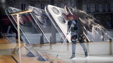Un trabajador limpia la tienda Apple el lunes en la avenida Campos El&iacute;seos en Par&iacute;s.&nbsp;
