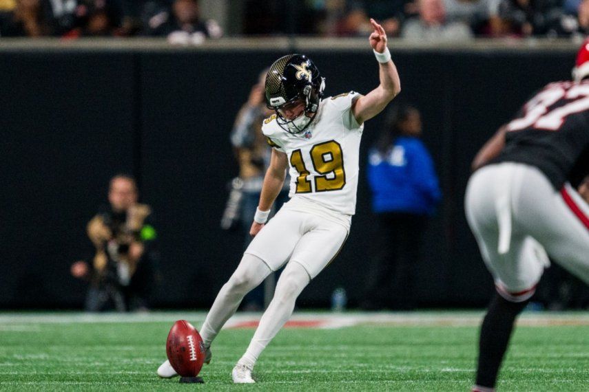 En esta foto del 26 de noviembre de 2023, Blake Grupe, de los Saints de Nueva Orleáns, realiza la patada de salida en el partido ante los Falcons de Atlanta&nbsp;