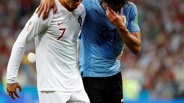 Cristiano no fue aplaudido en octavos por no anotar y Portugal quedar eliminada. Sin embargo, se llevó una ovación por el gesto amable que mostró hacia Edinson Cavani, que salió del terreno por una lesión apoyado en el hombro del luso.