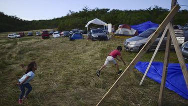 En esta foto del 10 de enero de 2020, ni&ntilde;os juegan en un campo de heno donde los habitantes de Guayanilla, Puerto Rico, se han instalado despu&eacute;s del terremoto y las r&eacute;plicas que da&ntilde;aron sus viviendas. Un terremoto de magnitud 6,4 que destruy&oacute; o inutiliz&oacute; cientos de viviendas en el suroeste de Puerto Rico genera preocupaci&oacute;n sobre el destino de las familias que quedaron sin techo. La isla a&uacute;n encara la reconstrucci&oacute;n despu&eacute;s del hurac&aacute;n Mar&iacute;a de hace dos a&ntilde;os.&nbsp;