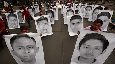 Familiares, estudiantes y simpatizantes de los 43 jóvenes desaparecidos de Ayotzinapa protestan en Ciudad de México.