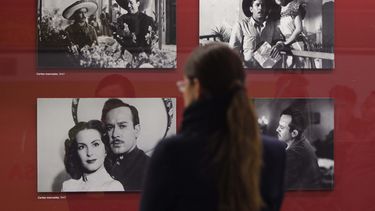 Una visitante observa fotografías de la exposición Por Siempre&nbsp;Pedro&nbsp;Infante hoy, viernes 17 de noviembre de 2017, en la metrogalería de la estación Bellas Artes del Sistema de Transporte Colectivo Metro.