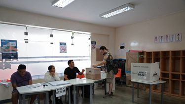 Por redes sociales, los electores reportaron el retraso en la apertura de algunos centros de votación (AFP)