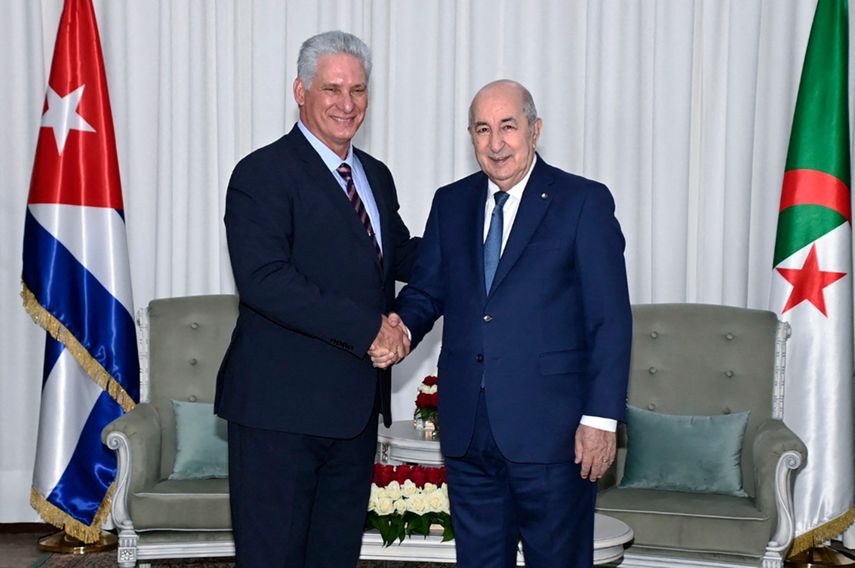 Una imagen distribuida por la presidencia de Argelia, muestra al presidente Abdelmadjid Tebboune (derecha) recibiendo al gobernante designado de Cuba, Miguel Díaz-Canel, en la capital, Argel.