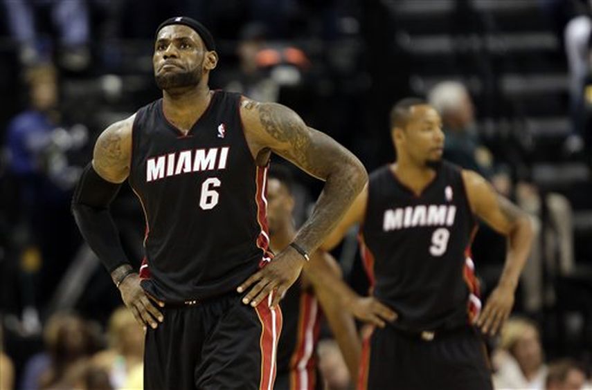 LeBron James (6), del Heat de Miami, pone las manos en la cintura tras recibir una falta en un partido frente a los Pacers de Indiana