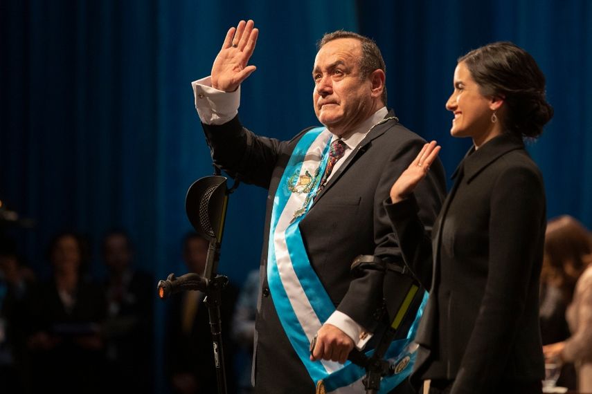 Alejandro Giammattei saluda a la multitud acompa&ntilde;ado de su hija Ana Marcela tras tomar juramento como presidente de Guatemala en el Teatro Nacional el martes 14 de enero de 2020.&nbsp;