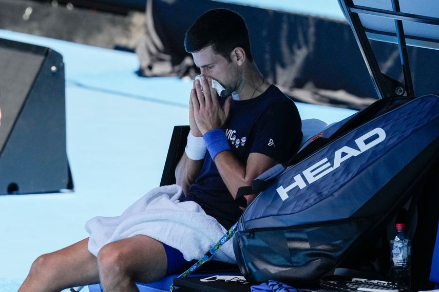 El serbio Novak Djokovic se toma un descanso durante una práctica para el Abierto de Australia, el miércoles 12 de enero de 2022, en Melbourne&nbsp;