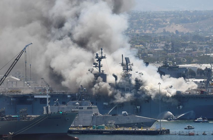 Una enorme columna de humo se eleva sobre el buque USS Bonhomme Richard en la base naval de San Diego el domingo 12 de julio de 2020 tras un incendio y explosi&oacute;n a bordo.&nbsp;